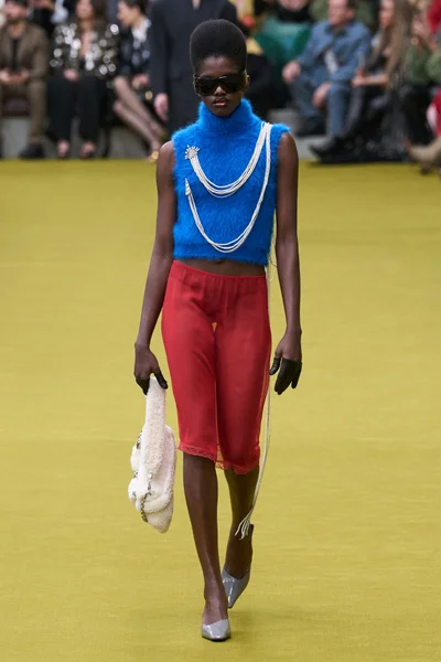 Look 18